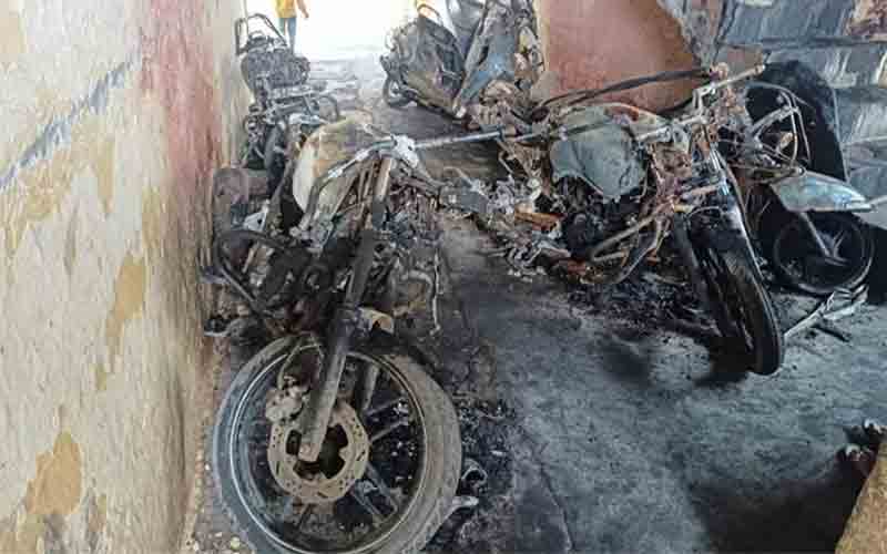 धमाके साथ 6 वाहनों में लगी आग, जान बचाने को 3 मंजिला भवन से कूदे लोग, 5 जख्मी