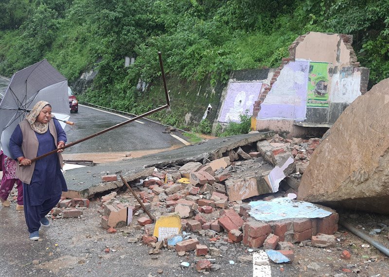 नाहन बिरोजा फैक्ट्री के पास गिरी भारी चट्टान, रेन शेल्टर ध्वस्त