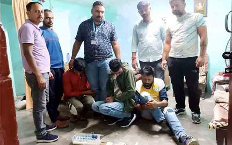 पुलिस ने हेरोइन सहित गिरफ्तार किए तीन तस्कर