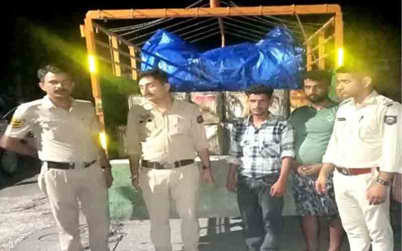 नाकेबंदी के दौरान पुलिस ने पिकअप जीप से पकड़ा 114 टीन बिरोजा