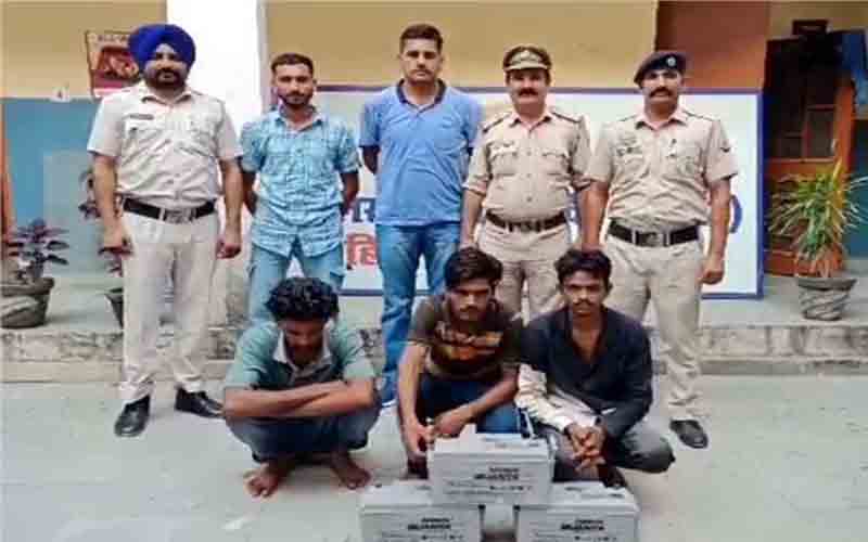 पुलिस के हत्थे चढ़े 3 आरोपी, बैटरियां चुराकर हुए थे फरार