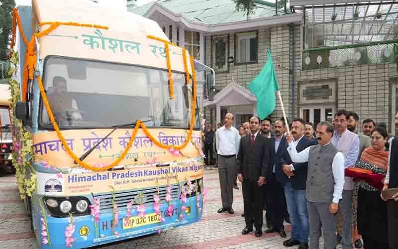 मुख्यमंत्री ने विश्व युवा कौशल दिवस पर दो कौशल रथ किए रवाना