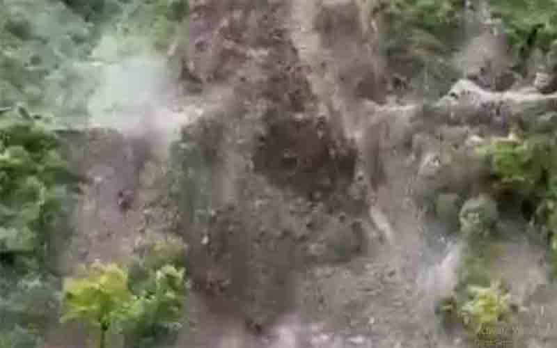 रोनहाट में देखते ही देखते खिसक गया पहाड़, शिलाई-शिमला सड़क अवरुद्ध