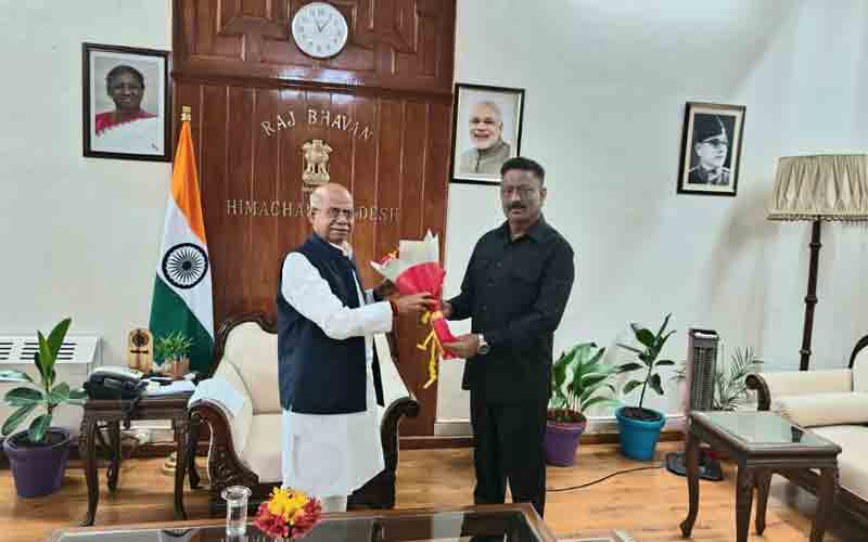 विधायक कुलदीप राठौर ने राज्यपाल को सौंपा ज्ञापन, हिमाचल को मांगा राहत पैकेज