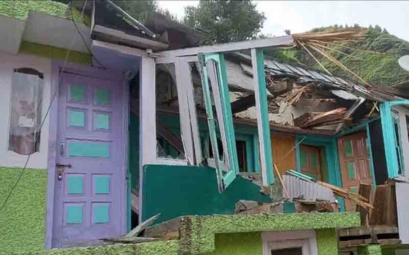 चौपाल के सिहाणा में पत्थर गिरने से धवस्त हुआ मकान, कोई जानी नुक्सान नहीं