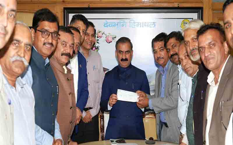 हिमाचल राज्य सहकारी बैंक ने आपदा राहत कोष के लिए दिया योगदान