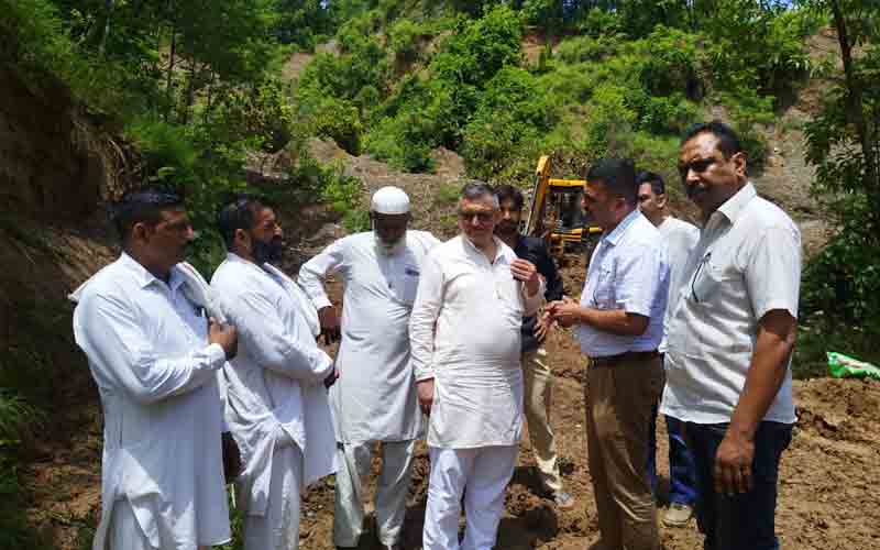 मात्तर-भेड़ों सड़क को शीघ्र बहाल करें लोक निर्माण विभाग- अजय सोलंकी