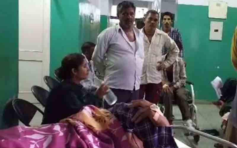 आवारा बैल ने बुजुर्ग व्यक्ति पर किया हमला, अस्पताल में भर्ती