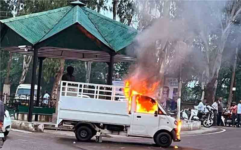 टैंपो में अचानक लगी आग, धू-धू कर जलता रहा और वीडियो बनाते रहे लोग