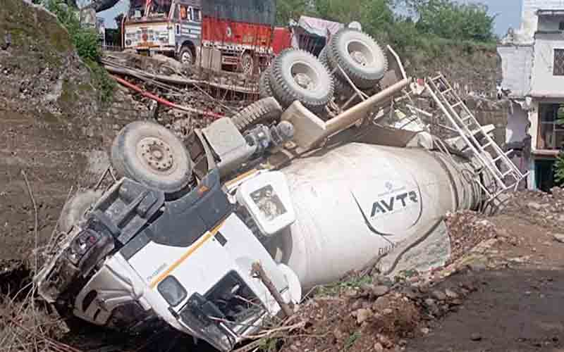 दर्दनाक हादसा: सड़क किनारे पलटा ट्रक, चालक की गई जान