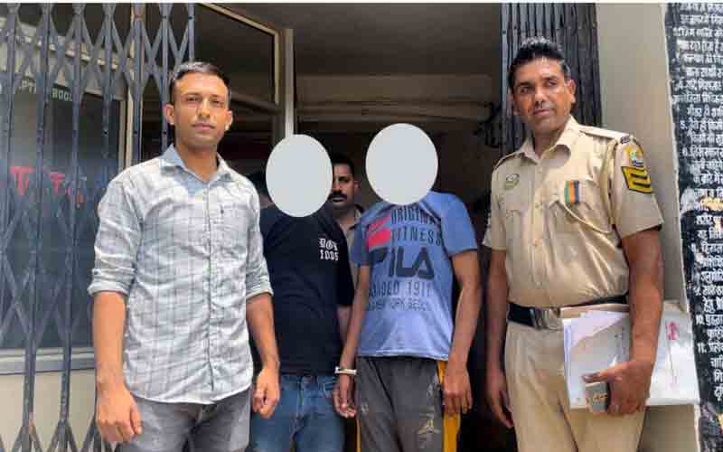 पुलिस ने घर में दबिश देकर चिट्टे सहित गिरफ्तार किए 2 युवक