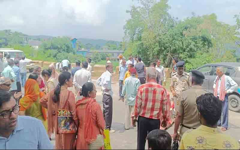 अभिभावकों ने बच्चों के साथ मिलकर दो घंटे तक किया चक्का जाम, यह है वजह……