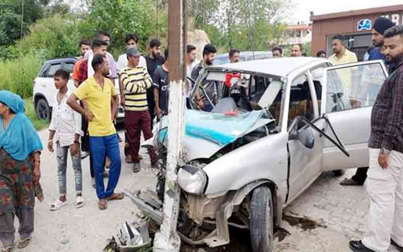 अनियंत्रित होकर बिजली के खंभे से टकराई कार, हादसे में 4 घायल