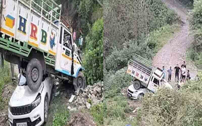 अनियंत्रित होकर कार पर पलटी पिकअप, एक युवक की मौत, 5 घायल