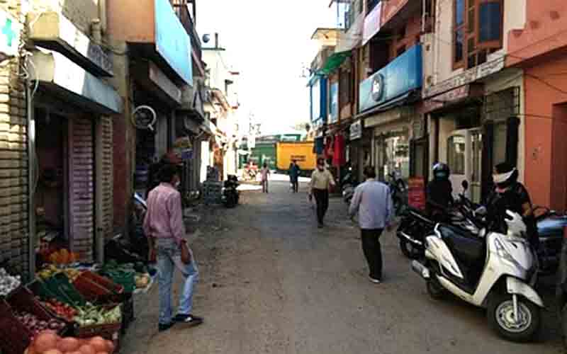 Nahan: तेज रफ्तार कार ने कुचला कुत्ता, राहगीरों को बना अपनी जान का खतरा