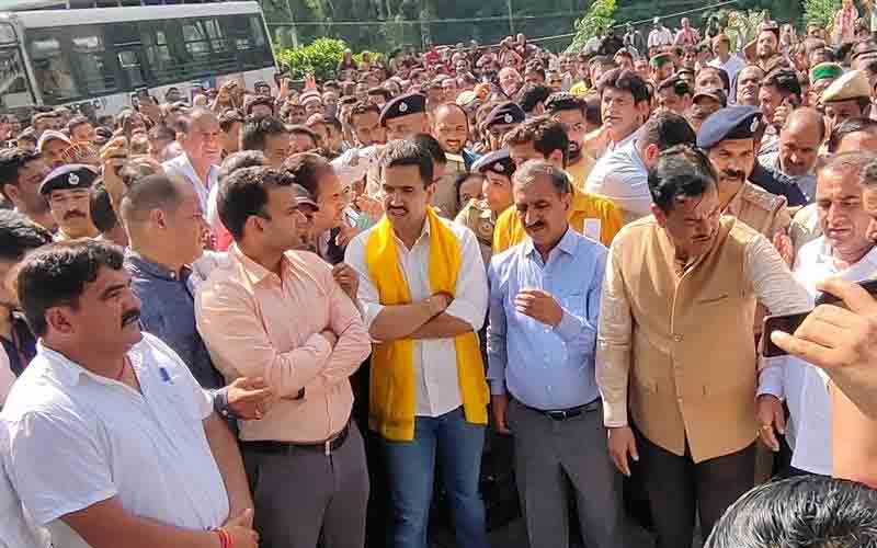 मुख्यमंत्री ने आपदाग्रस्त क्षेत्र आनी का दौरा कर नुकसान का लिया जायज़ा