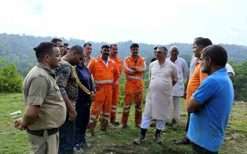 बादल फटने की घटना के उपरांत रात भर कंडईवाला में प्रभावितों के साथ रहे अजय सोलंकी