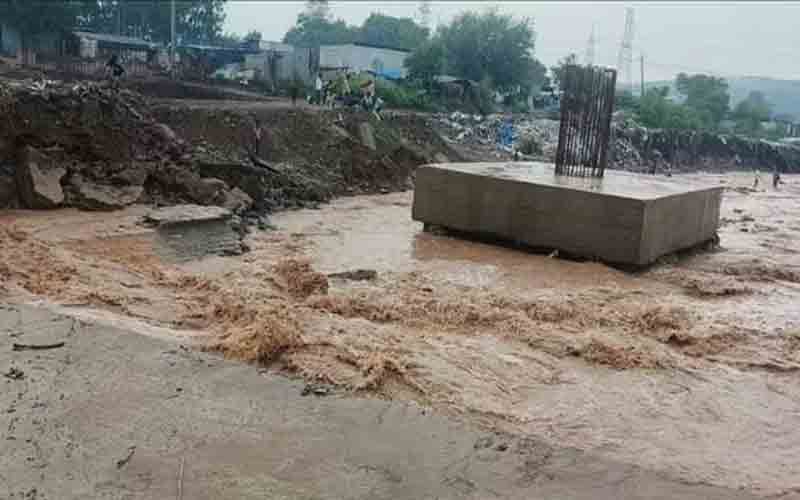 बीबीएन के उद्योगों को बारिश का झटका, बद्दी को पिंजौर से जोड़ने वाला मुख्य समेत वैकल्पिक पुल भी ढहा