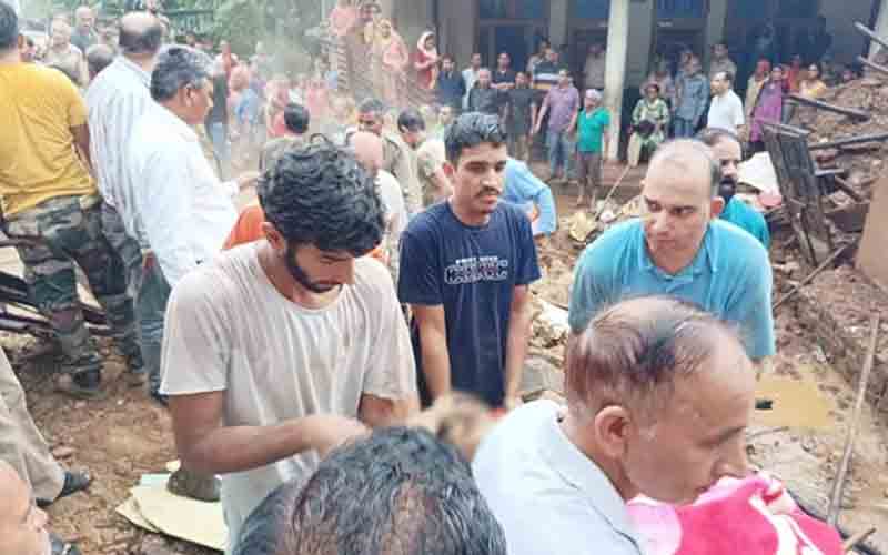 मकान गिरने से मलबे में दबी वृद्ध महिला, मौत, बेटा जख्मी