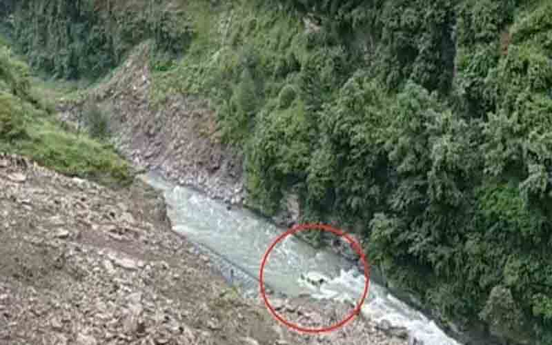 अनियंत्रित होकर गहरी खाई में गिरी बोलेरो गाड़ी, 5 की मौत, अन्य लापता