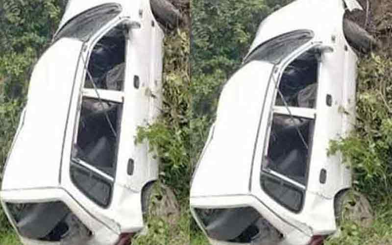 अनियंत्रित होकर सड़क पर पलटी ऑल्टो कार, एक की मौत, पति-पत्नी जख्मी