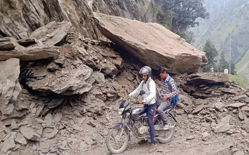 वाहनों की आवाजाही के लिए 14 घंटे तक बंद रहा होली-चंबा मार्ग, चालकों को हुई काफी परेशानी