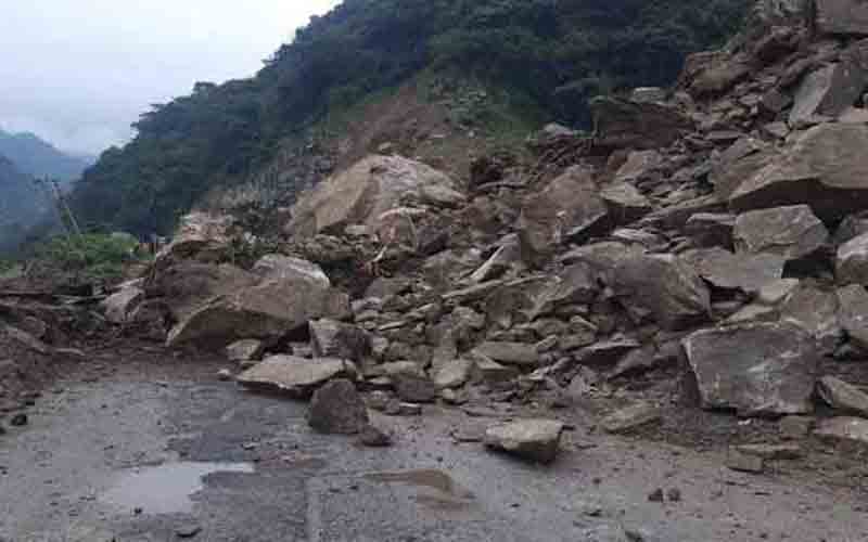 चंडीगढ़-मनाली एनएच: 4 मील के पास हुआ भारी भूस्ख़लन, यातायात बंद
