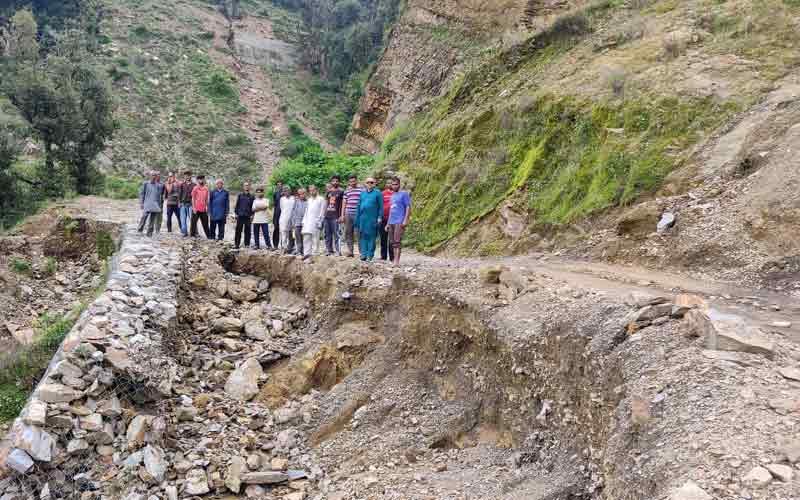 गत्ता धार से सांगना सड़क संपर्क मार्ग पिछले एक महीने से बंद, स्थानीय ग्रामीण परेशान