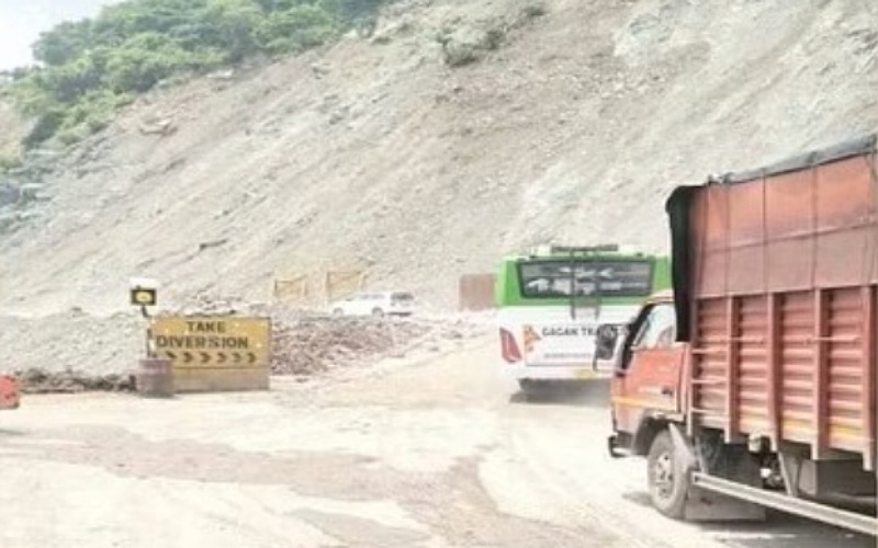 कालका-शिमला एनएच  पर बसों की आवाजाही शुरू, बड़े ट्रक इस दिन चलाए जाएंगे……