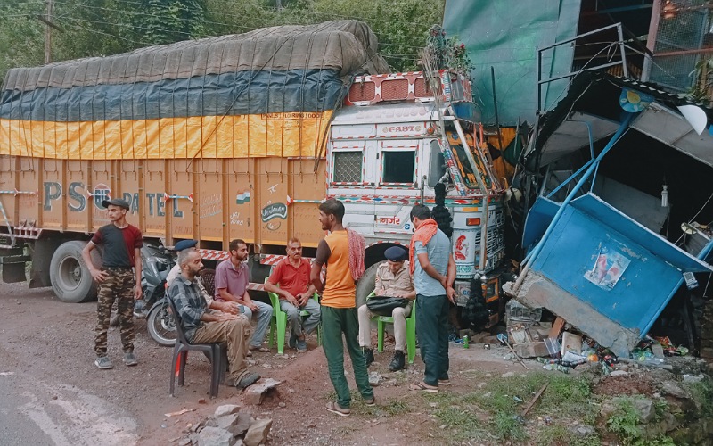 बेकाबू होकर दुकान में घुसा सेब से लदा ट्रक, 1 बाइक भी क्षतिग्रस्त