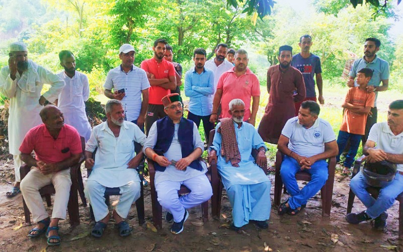 अजय सोलंकी ने विक्रमबाग में प्रभावित परिवार से मिलकर जाना हाल