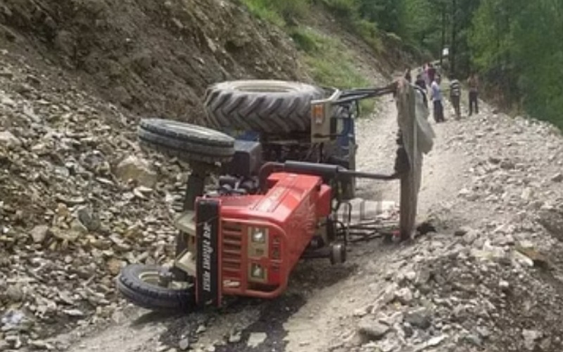अनियंत्रित होकर सड़क पर पलटा ट्रैक्टर, एक की मौत, दूसरा जख्मी