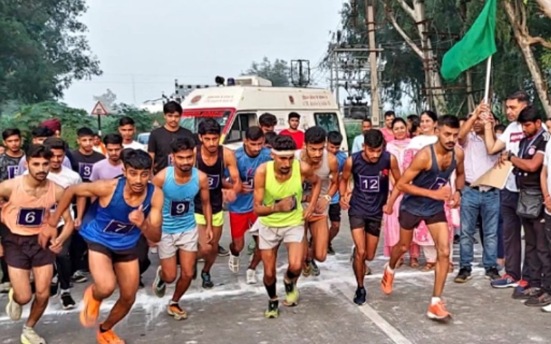 जिला स्वास्थ्य अधिकारी डॉ सुखद्वीप सिंह सिधू ने मैराथन को दिखाई हरी झंड़ी