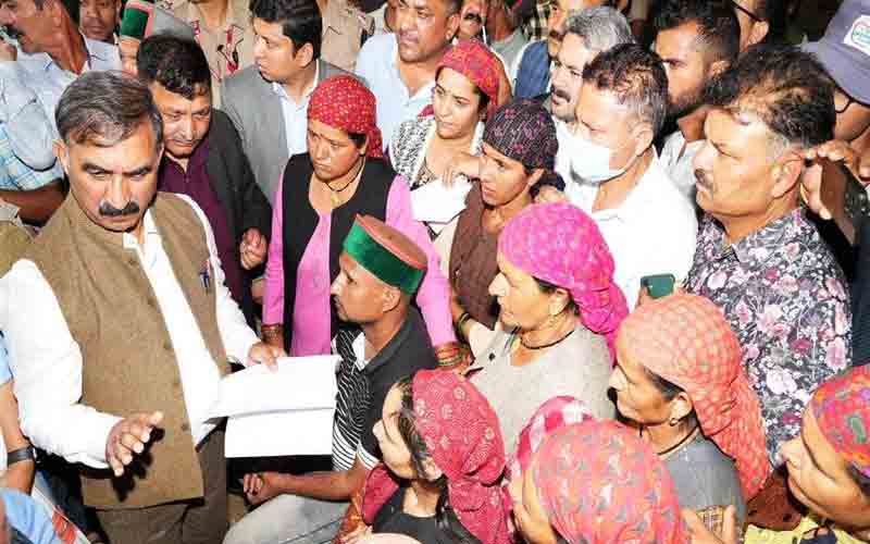 मुख्यमंत्री ने रोहड़ू क्षेत्र के लैला गांव में हुए नुकसान का लिया जायजा