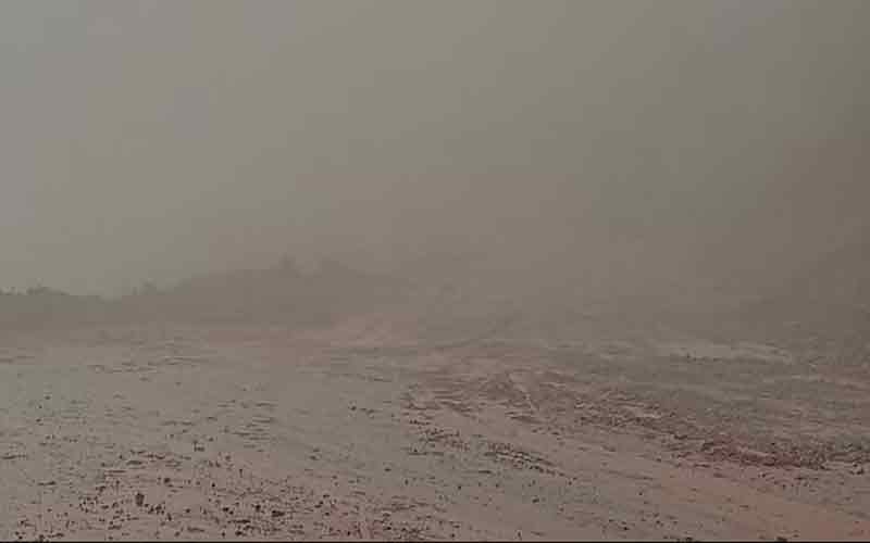 कालका-शिमला एनएच पर बारिश के बीच लगातार पहाड़ी से गिर रहा मलबा और पत्थर