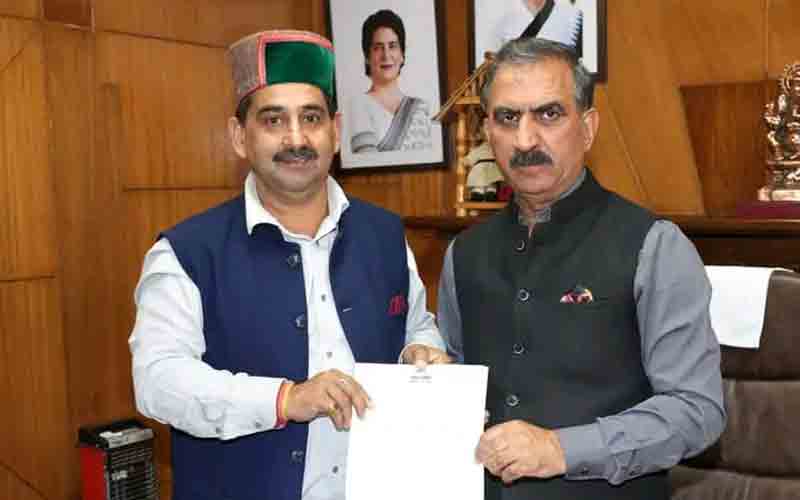 विधायक केवल सिंह पठानिया ने मुख्यमंत्री राहत कोष में दिए 2 लाख 14 हजार