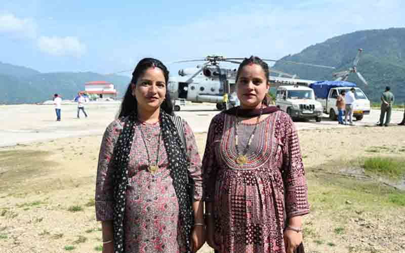 हेलीकॉप्टर से 2 गर्भवती महिलाओं को एयरलिफ्ट कर पहुंचाया जोनल अस्पताल मंडी