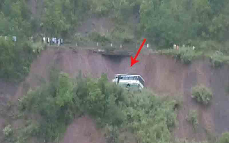 सड़क धंसने से नीचे लुढ़की एचआरटीसी की बस, हादसे में……