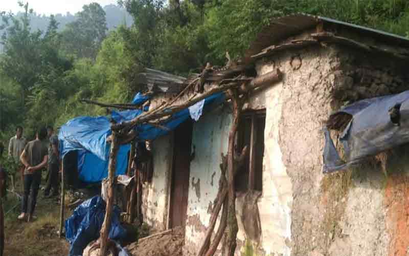 मकान की अचानक गिरी छत, एक की मौत, 1 घायल