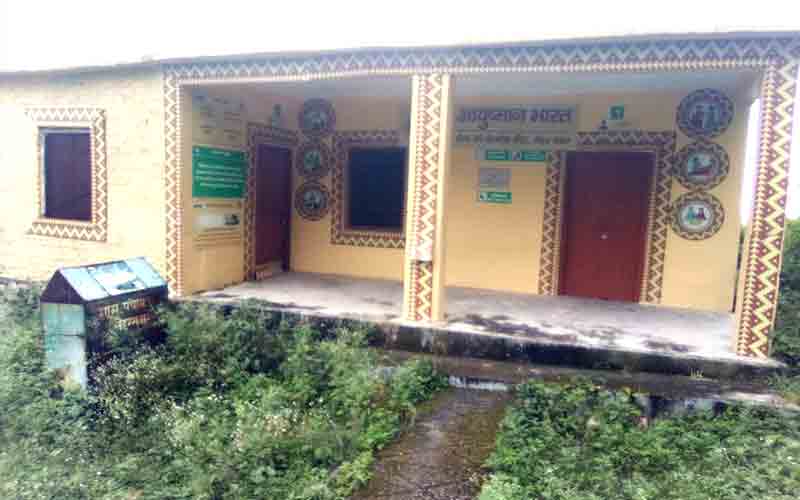 नेहर सवार के उप स्वास्थ्य केंद्र में लगा रहता है ताला, लोगों को हो रही परेशानी