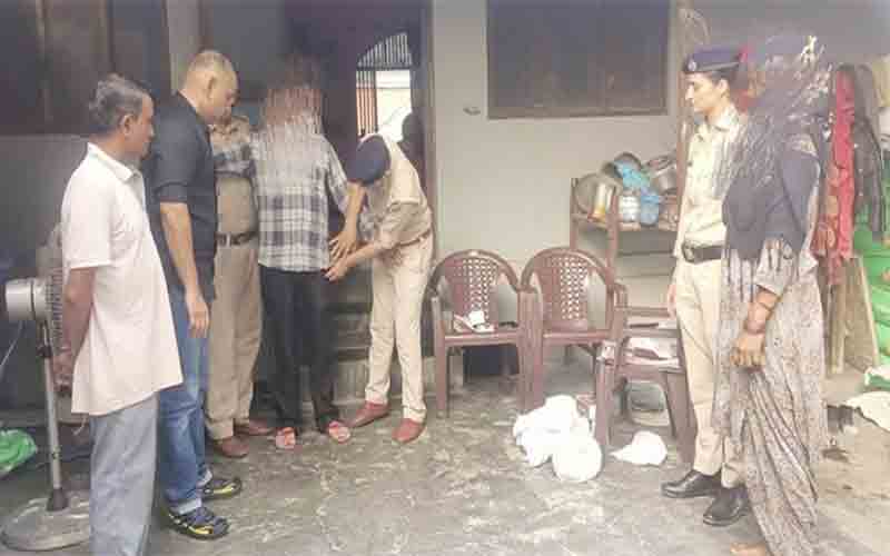 पति-पत्नी घर में कर रहे थे नशे का कारोबार, पुलिस ने दबिश देकर…
