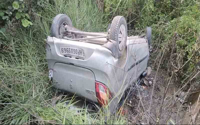 अनियंत्रित होकर गहरी खाई में गिरी ऑल्टो कार, हादसे में…..