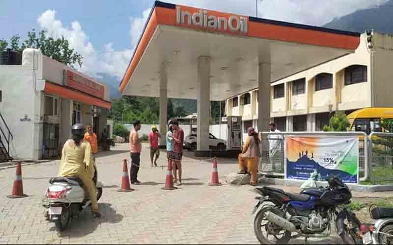 कुल्लू में पेट्रोल-डीजल की कमी से वाहन चालक परेशान, 50 फीसदी पेट्रोल पंपों में तेल का स्टॉक खत्म