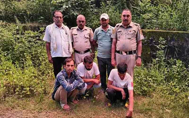 पुलिस ने हेरोइन सहित गिरफ्तार किए कार सवार तीन व्यक्ति