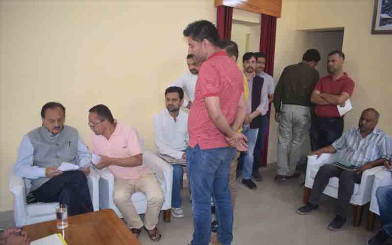 बाढ़ पीड़ितों के मुआवजे से संबंधित मामले जल्द से जल्द निपटाएं अधिकारी- उद्योग मंत्री