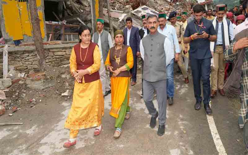 मुख्यमंत्री ने रामपुर विधानसभा क्षेत्र के खड़ाहण में आपदा से हुए नुक्सान का लिया जायजा