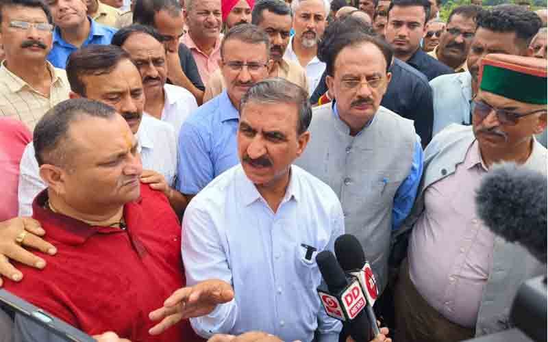 अनुराग ठाकुर बताएं कहां व कब मिली प्रदेश को पहली अंतरिम राहत राशि की पहली किश्त- सीएम