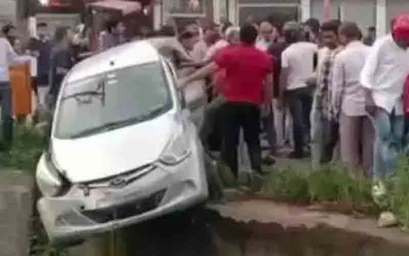 कार और पिकअप के बीच हुई जोरदार भिड़ंत, डंगे पर लटकी गाड़ी