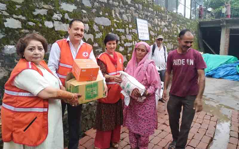 रेडक्रॉस समिति ने आपदा प्रभावितों को वितरित की हाईजन एवं राशन किटें