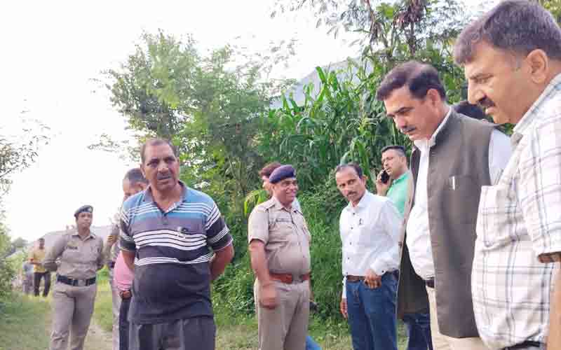 संजय अवस्थी ने गोदन गांव में बाढ़ प्रभावित परिवारों का जाना कुशलक्षेम